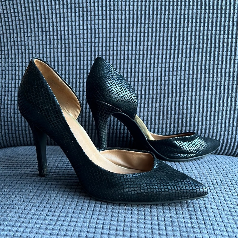 Black Mossimo pointed toe heels